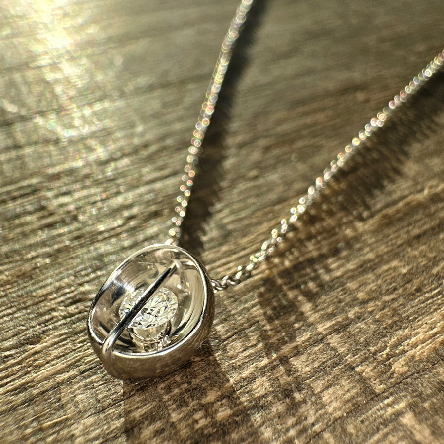 Necklace White gold with Floating Brilliant light