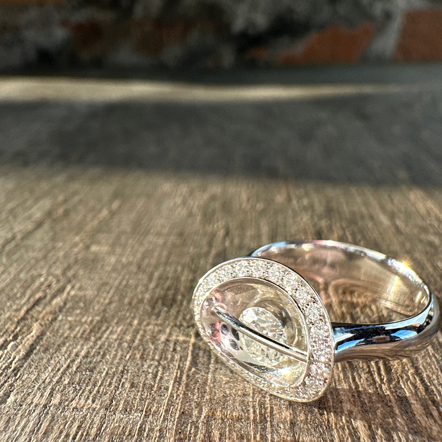 Ring mit schwebendem Diamant und Diamantkranz in Weißgold