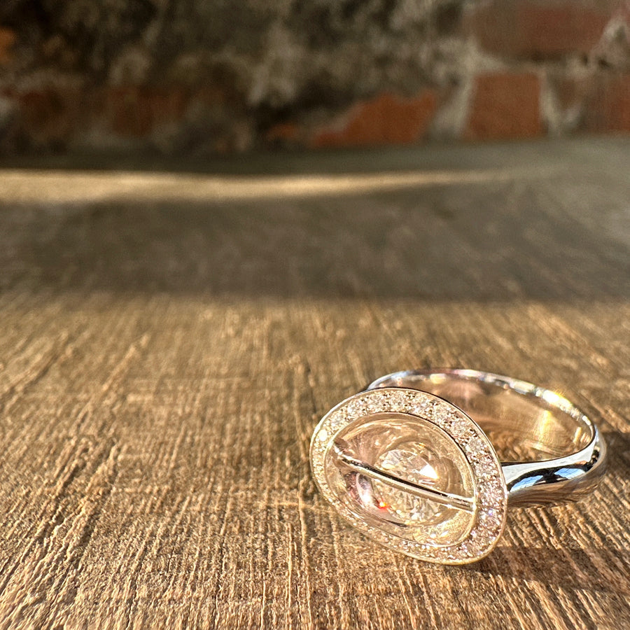 Ring mit schwebendem Diamant und Diamantkranz in Weißgold