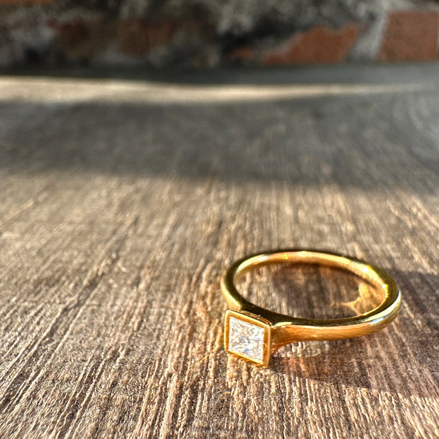 Solitaire ring Princesscut Diamond Gold