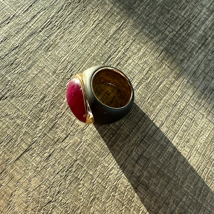 Ring Sort Stål/Guld og Rubin