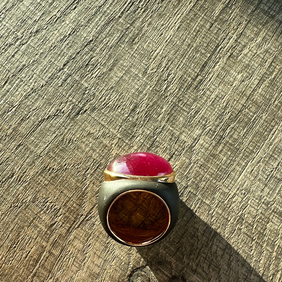 Ring Sort Stål/Guld og Rubin